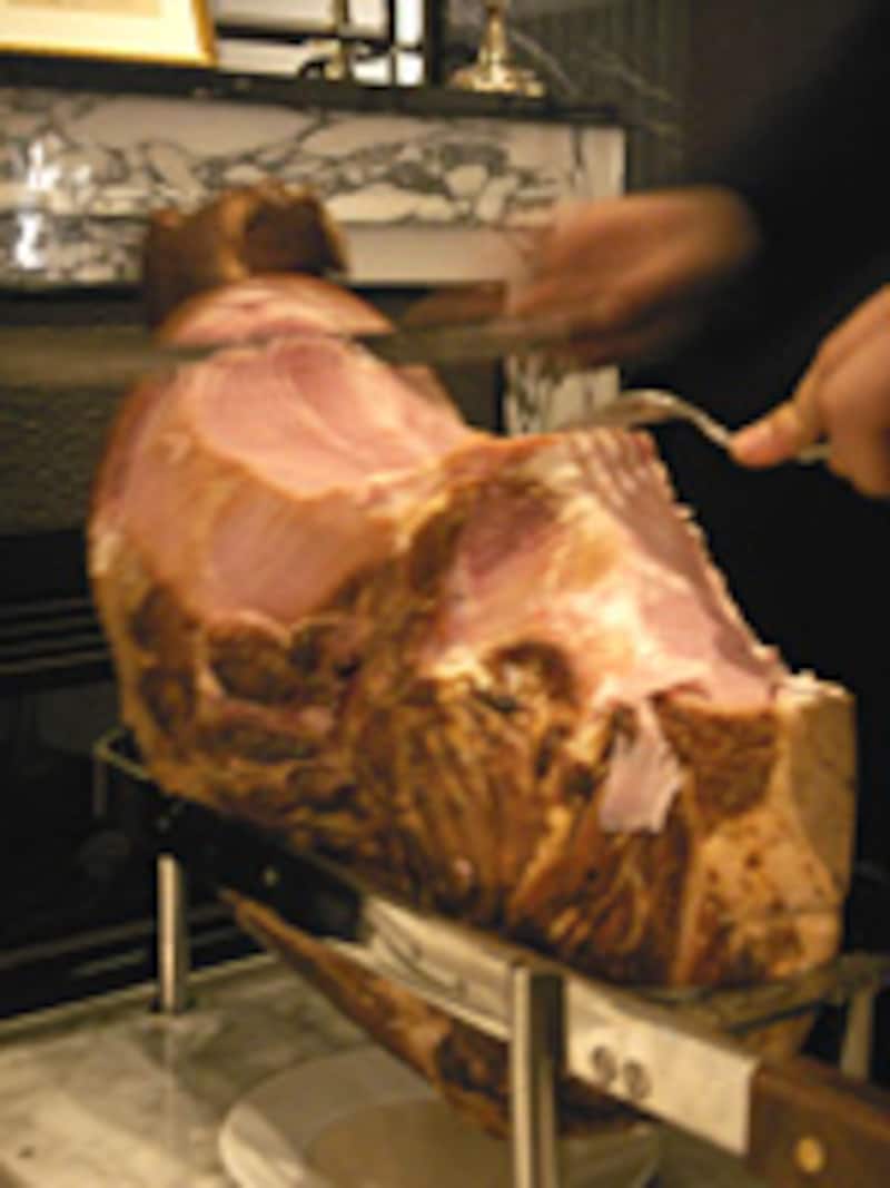 バインシンケン（骨付きモモ肉のハム）