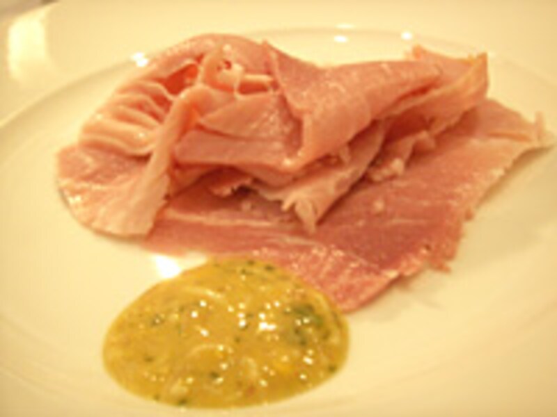 バインシンケン（骨付きモモ肉のハム）