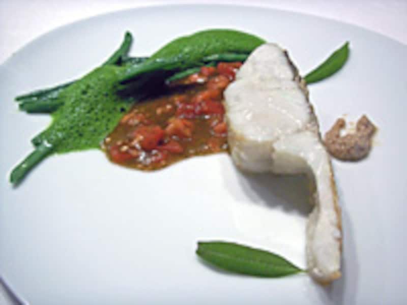 “熟成させた村公一さんの鱸”を螺鈿のように光る火加減で