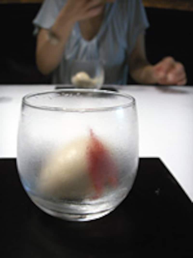 美しいグラデーションのリュバーブとメレンゲのグラス