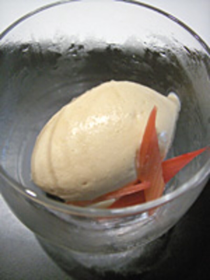 美しいグラデーションのリュバーブとメレンゲのグラス