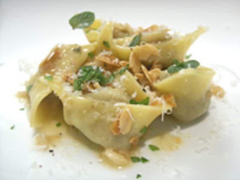 鮎のアニョロッティー アーモンドソース 花山椒の香り