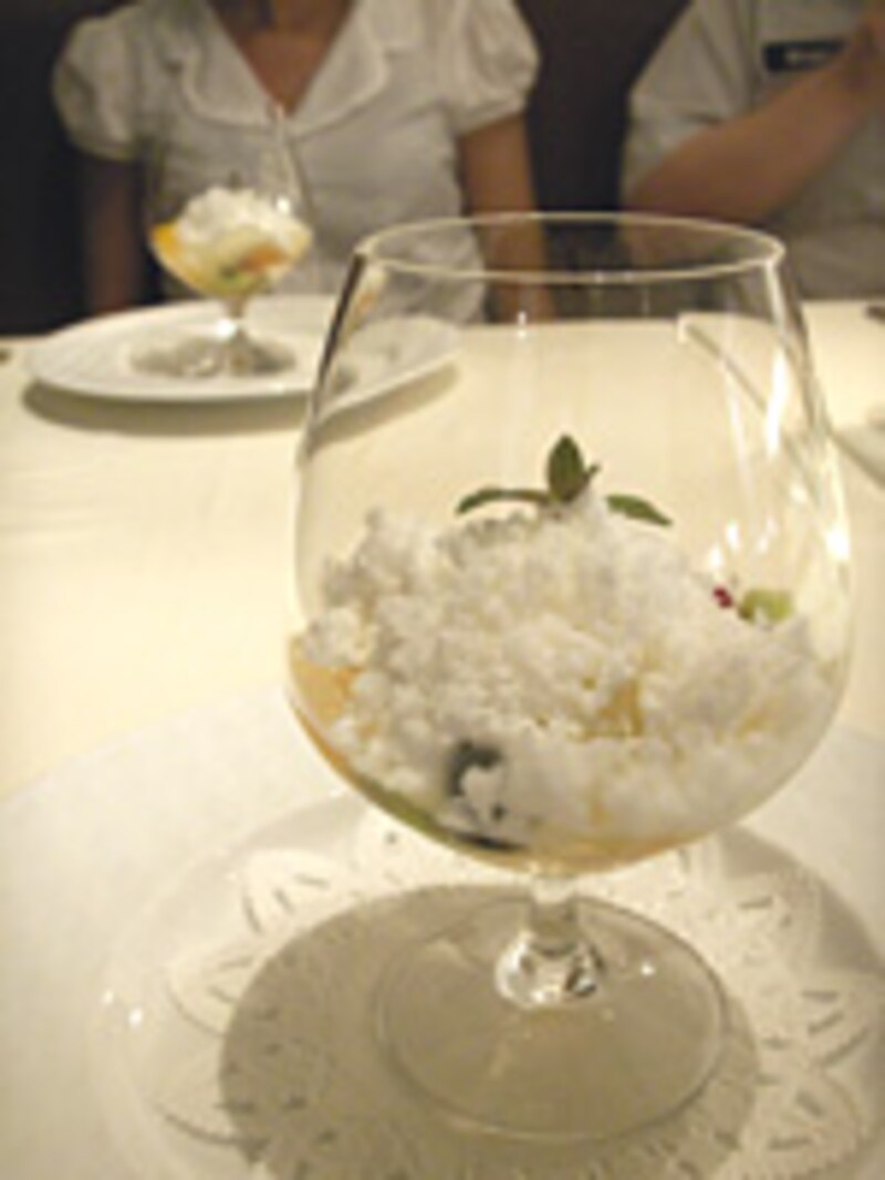 季節のフルーツのジュレ ココナッツのグラニテ添え