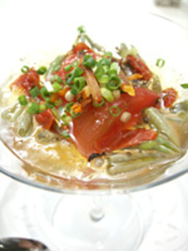 トマトと蓴菜のコンソメジュレ