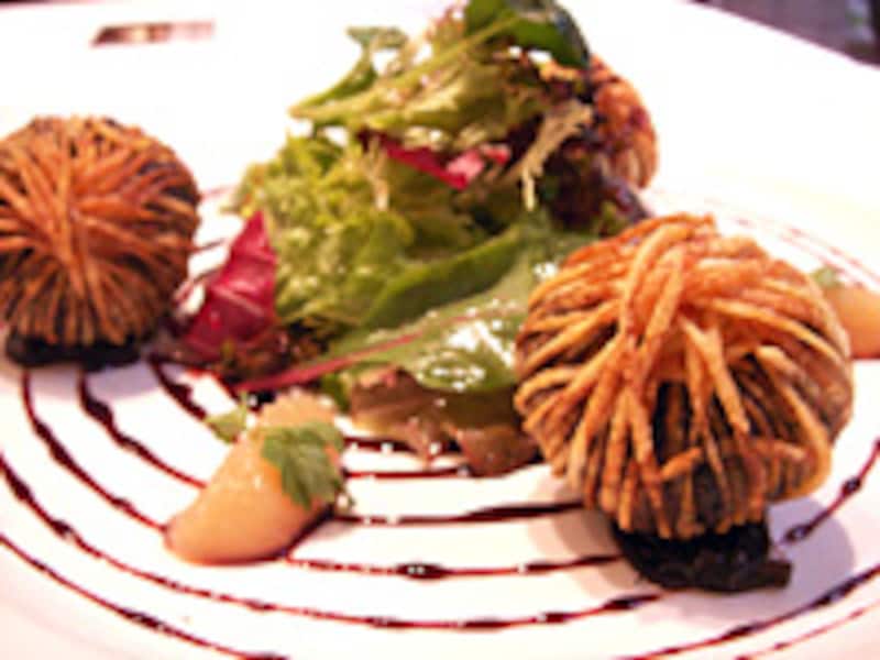 ブーダンノワールのカリカリポテト包み、バニュルスキャラメルとリンゴのピューレ