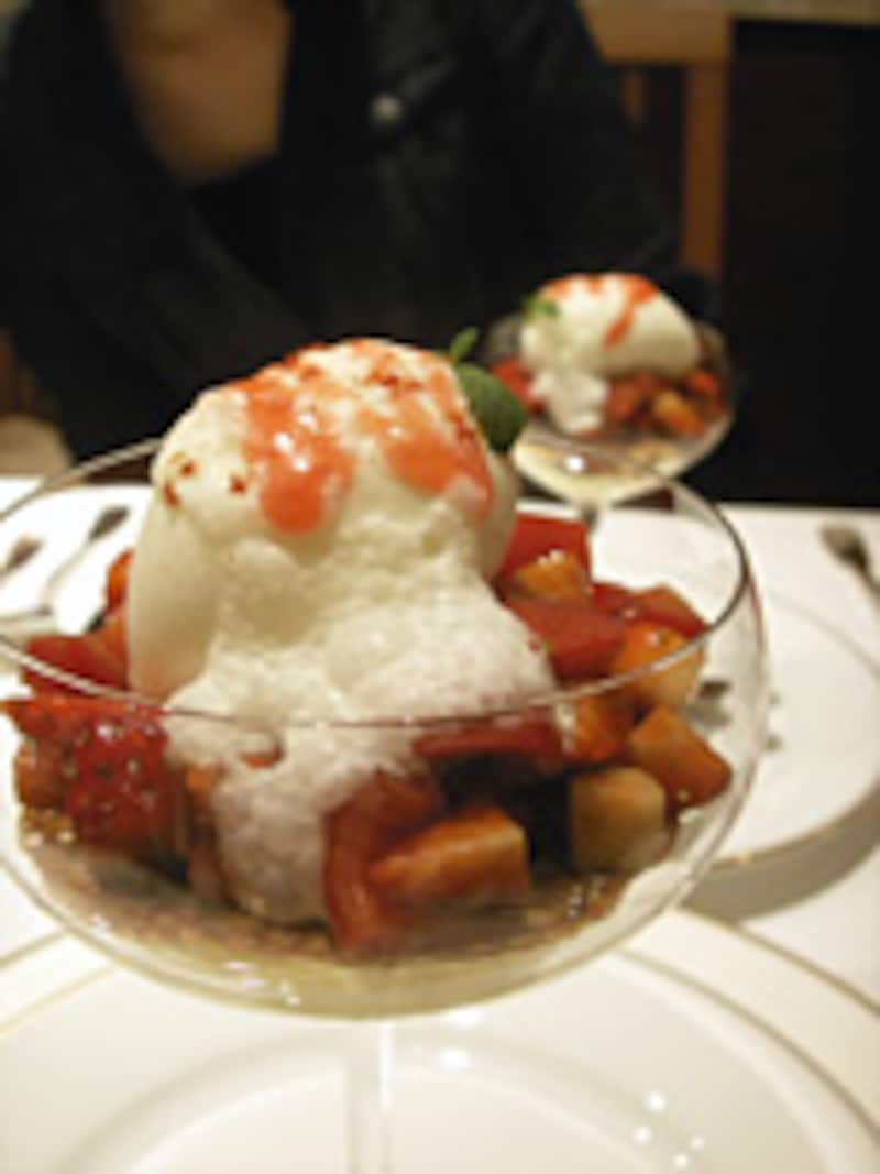 マスカルポーネムース、バルサミコ風味の苺とフルーツトマト、チュイルダンテール、ミルクのジェラート、苺のクーリ、ホワイトチョコレートのエミュルジョン