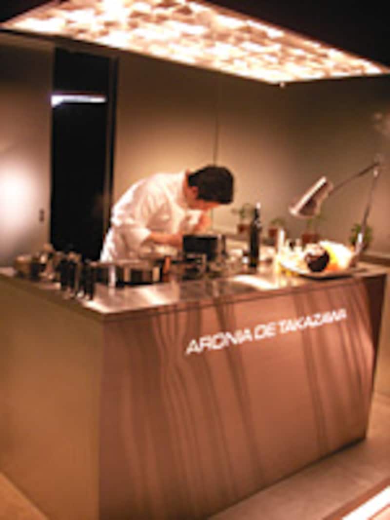 オープンキッチンのシェフ