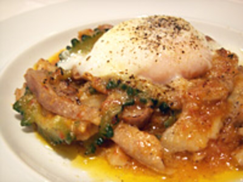 茨城産仔牛ギアラのトマト煮　温泉卵とゴーヤ