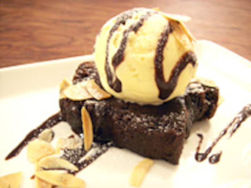 低温でゆっくり焼き上げたチョコレートケーキとバニラジェラート