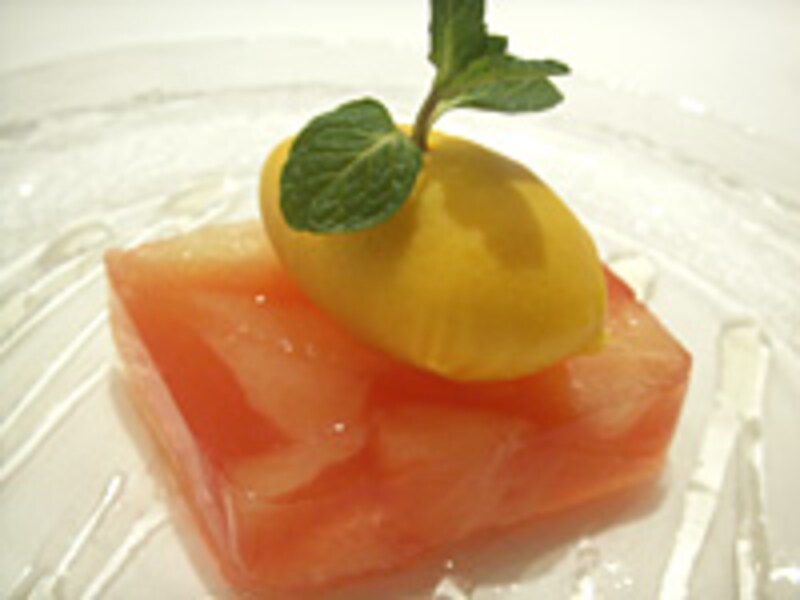 グレープフルーツのテリーヌ、マンゴーのシャーベット添え