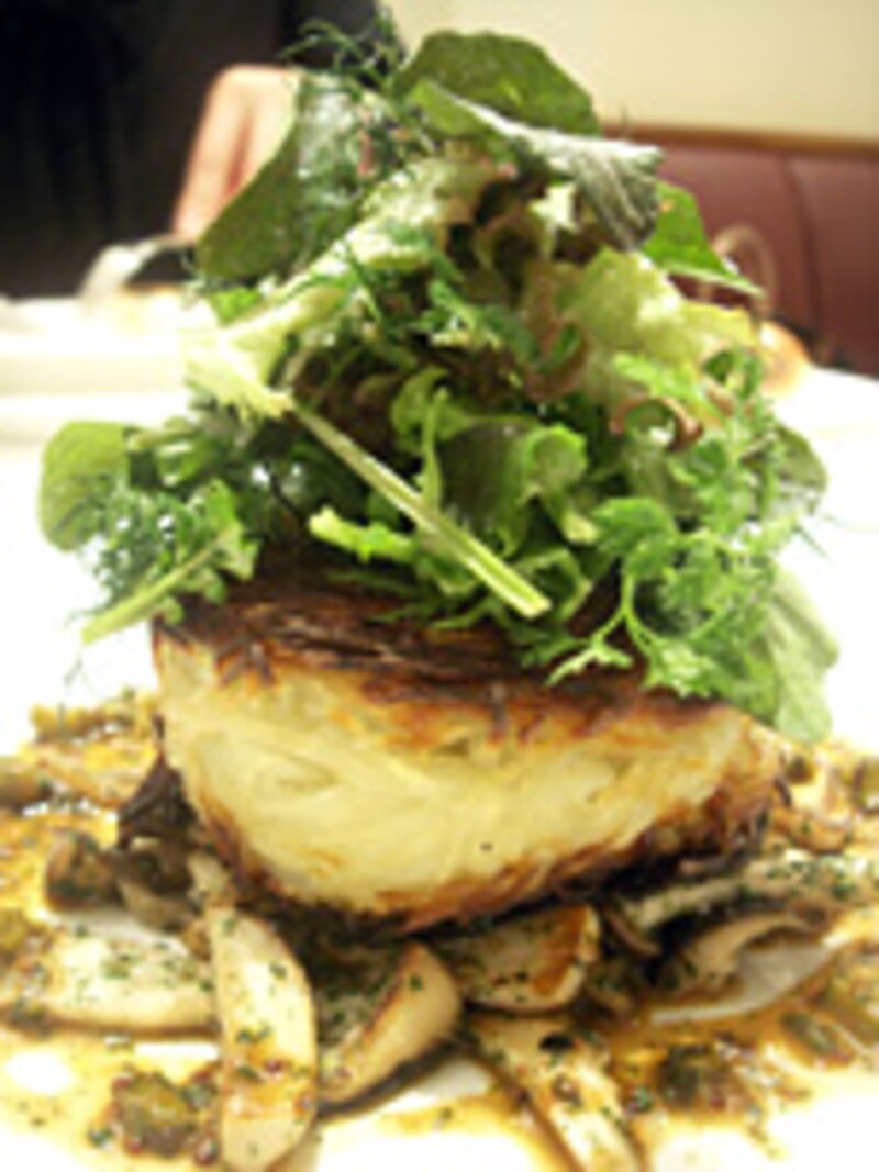 イベリコ豚ホホ肉のコンフィ、ジャガイモ包み焼き、コルニッションのソース