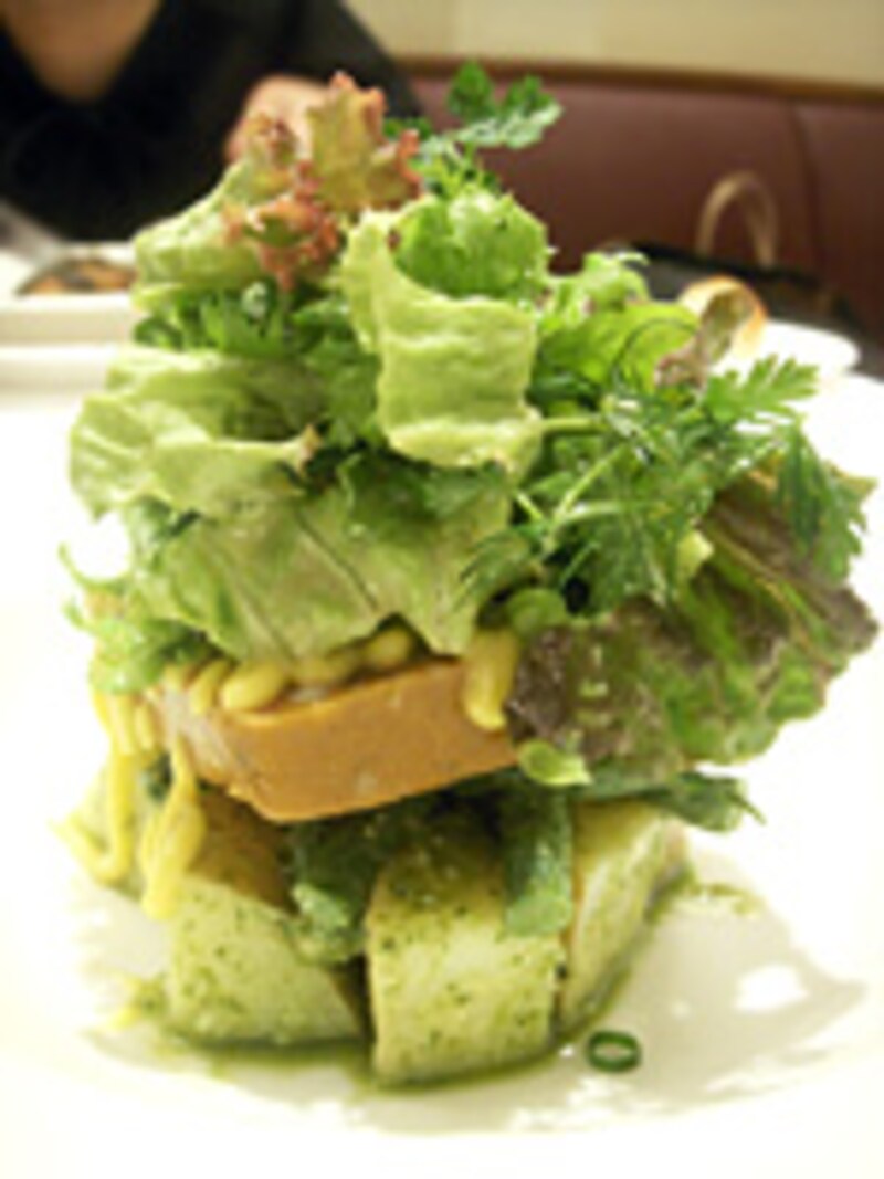 ヤリイカのブイヤベース風テリーヌ、じゃが芋とインゲンのサラダ、バジル風味