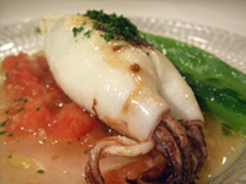 バスク風ヤリイカの豚足詰めトマトソース