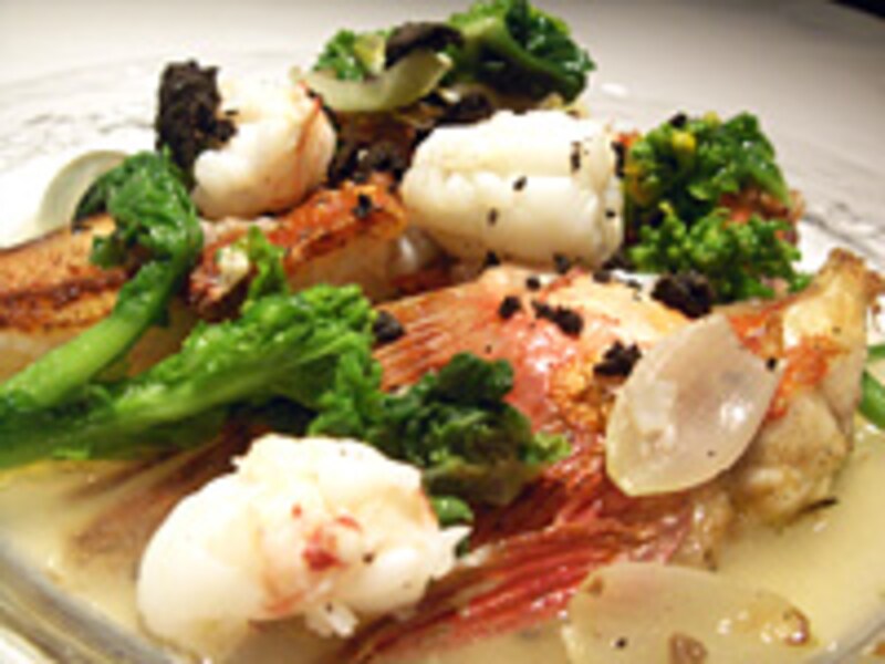 活〆オニカサゴと活ラングスティーヌのポワレ、菜の花とペリゴール種・フレッシュ黒トリュフ