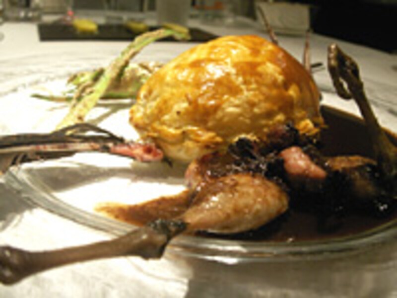 ベカスとペリゴール種・フレッシュ黒トリュフ・フォアグラのパイ包み焼き