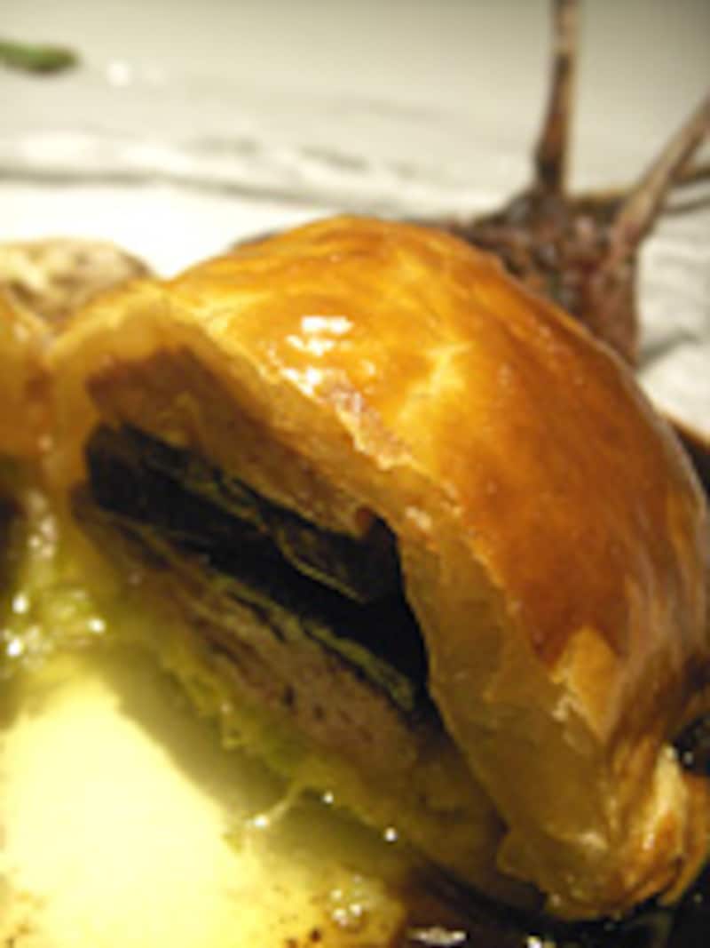 ベカスとペリゴール種・フレッシュ黒トリュフ・フォアグラのパイ包み焼き