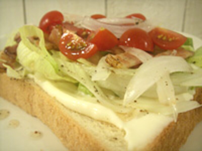 豆腐チーズソースのBLTオープンサンド