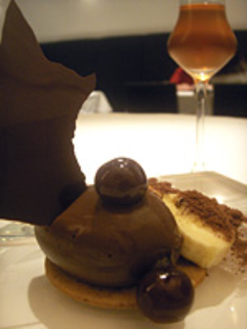 クリーム未使用のガナッシュショコラ スパイス風味のサブレ ソルベ・カカオのパウダー カカオウォーターと共に