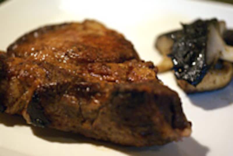 仏、ピレネー産ノワール・ド・ビゴール豚肩ロース肉のステーキ
