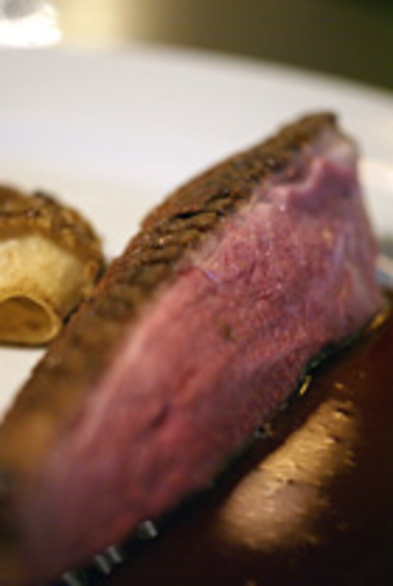 仏、ビュルゴー家のシャラン鴨、胸肉の低温長時間ロースト、バニュルス風味の赤ワインソース