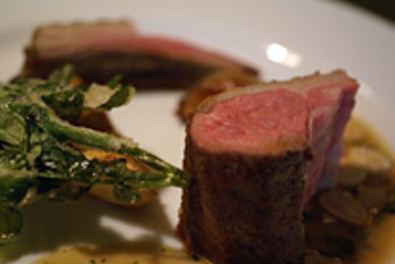 ニュージーランド産仔羊背肉の30分焼き、アーモンド風味