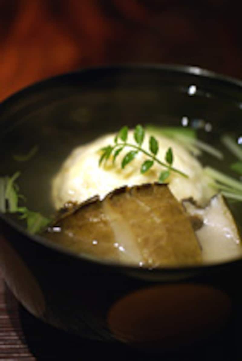 海老しんじょうと蒸しあわびのお椀