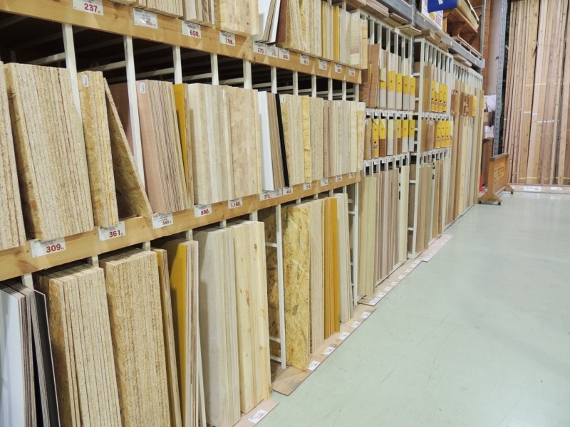 ホームセンターでは、いろいろな種類・サイズの木材が販売中