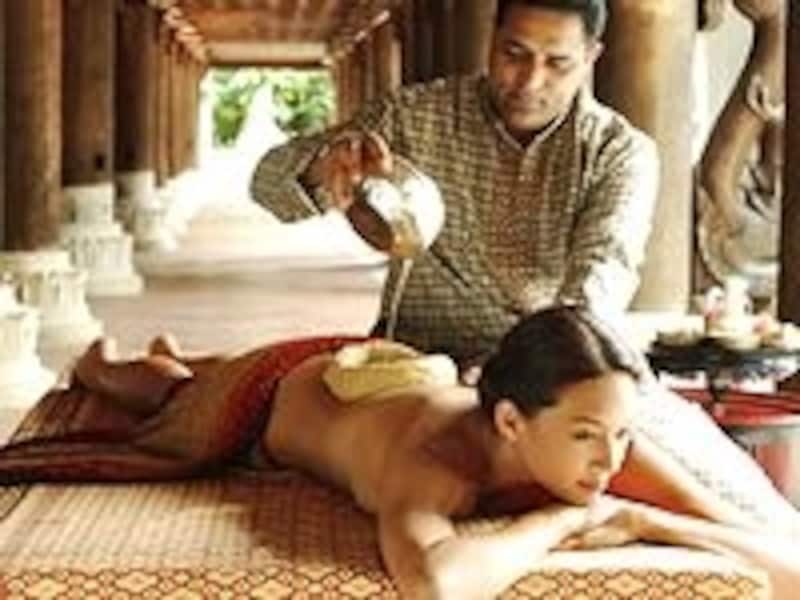 画像はオイルで腰を温める「カティ・バスティ」。冷え解消、女性ホルモンにも効果大