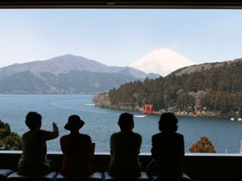 まるで一枚の絵画のように切り取られた風景に思わず息を飲む、箱根・芦ノ湖成川美術館の展望ラウンジ