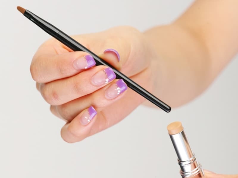 筆の反対側を使用して