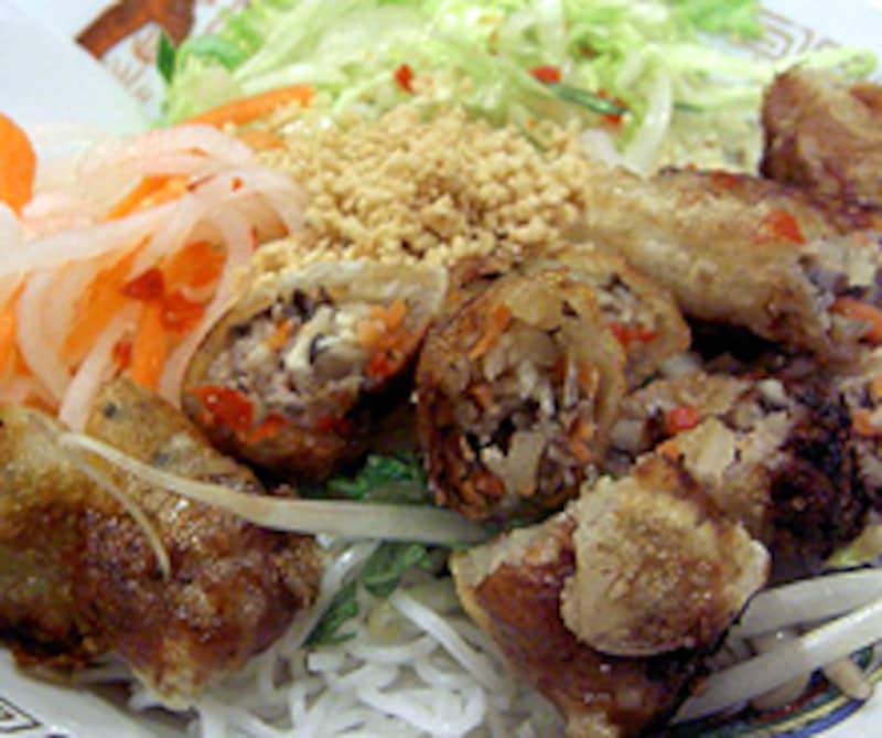 揚げ春巻きのせ汁なし麺