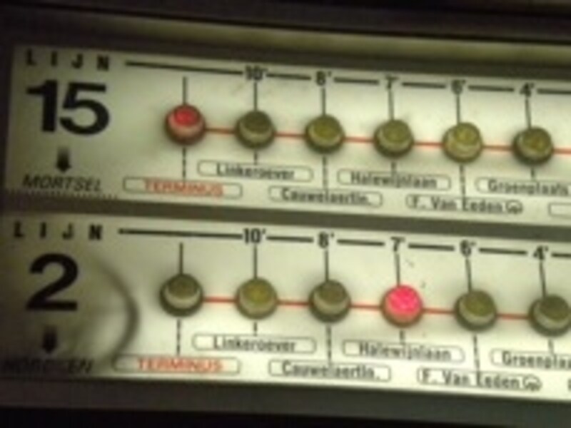 ランプ表示で前の電車が何分後にくるかわかる