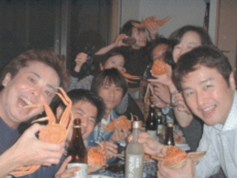 『活アワビ』と『セイコガニ』と新酒を楽しむご機嫌な人たち≪日本酒≫