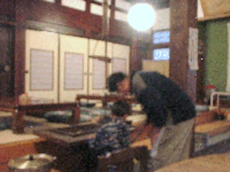 木造りの店内。ご主人手造りの甘酒をいただいた