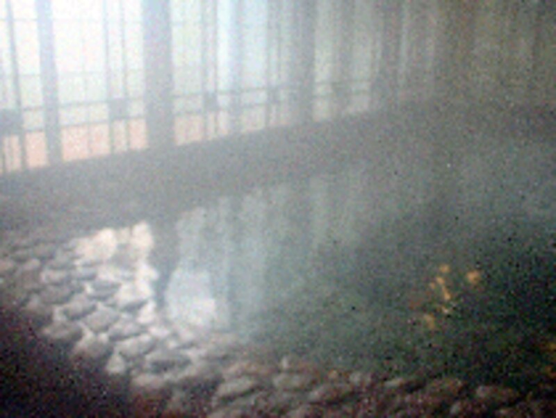 自然の川のようなお風呂。玉石が気持ちいい