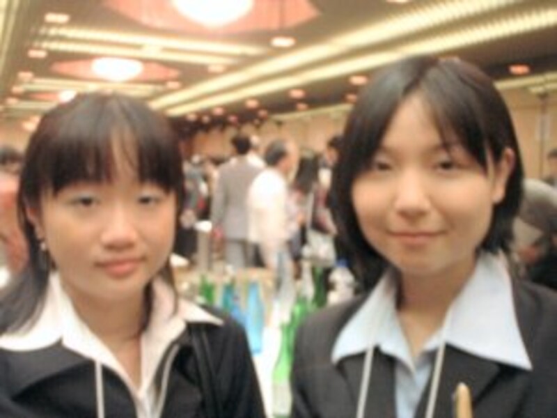 只今イチゴや牡丹を研究中の農大生、篠崎咲子さんと森紗夕希さん