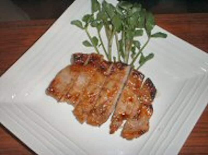 自然豚の網焼きは人気メニュー