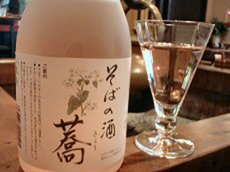 「そばの酒 蕎」はほんのりピンク色