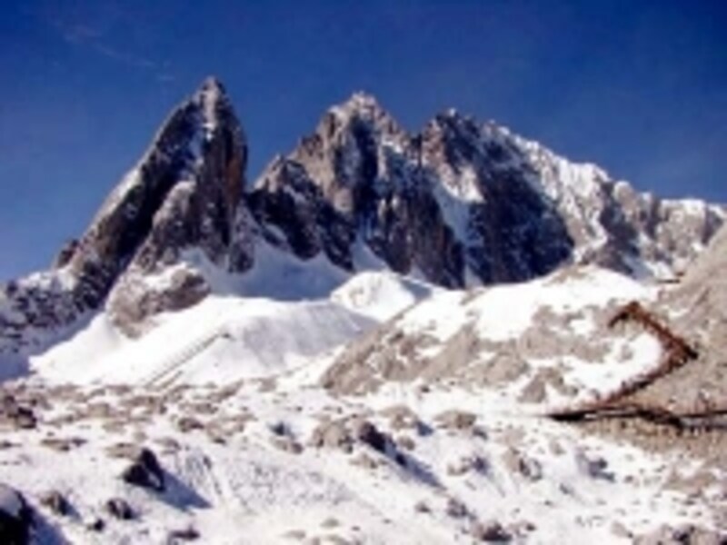 麗江旧市街の水源・玉龍雪山undefined（C)ToshioS