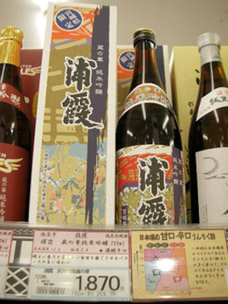こちらもスーパーに並ぶ「浦霞　蔵の華　純米吟醸」ボトル。宮城県限定販売だ。