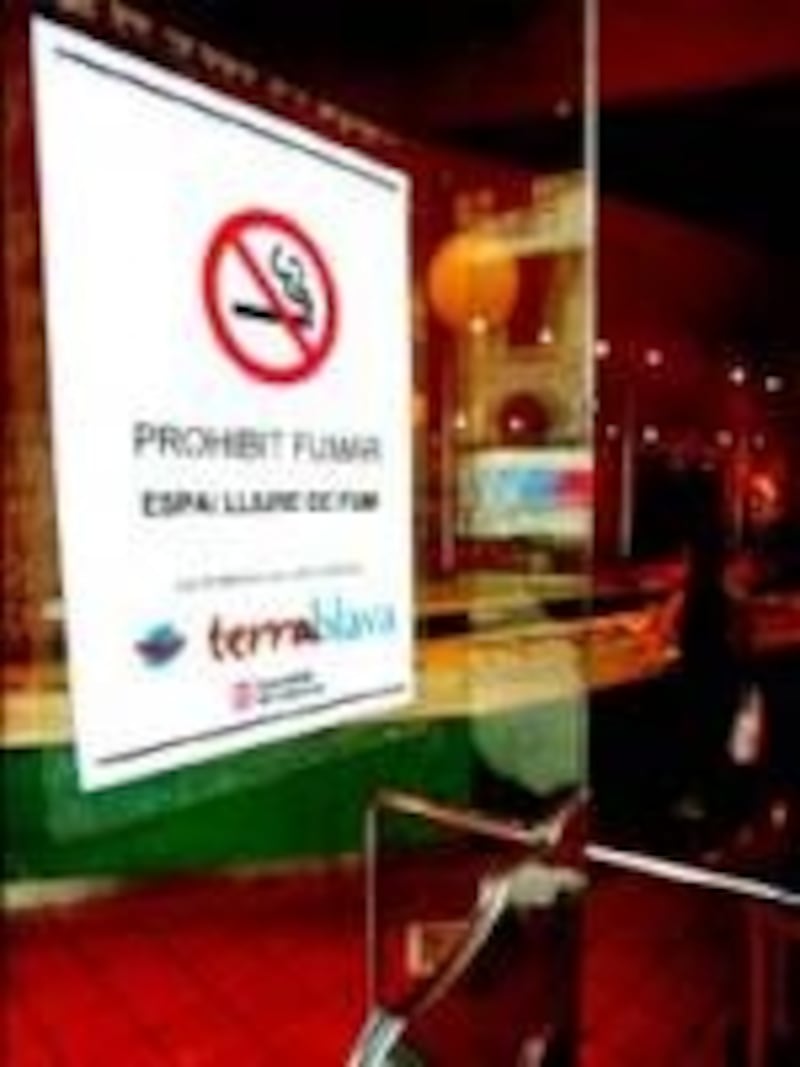 喫煙は屋外で。