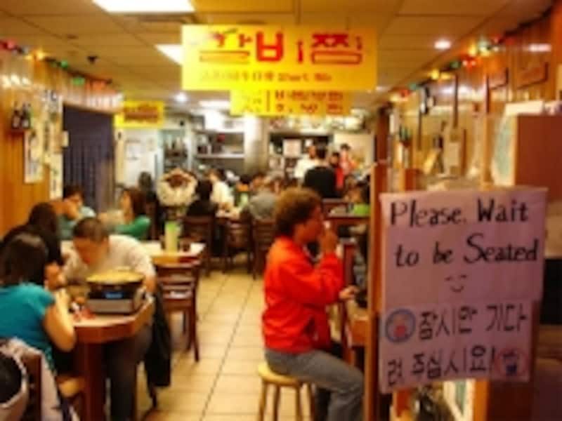 店内はいつも超満員!
