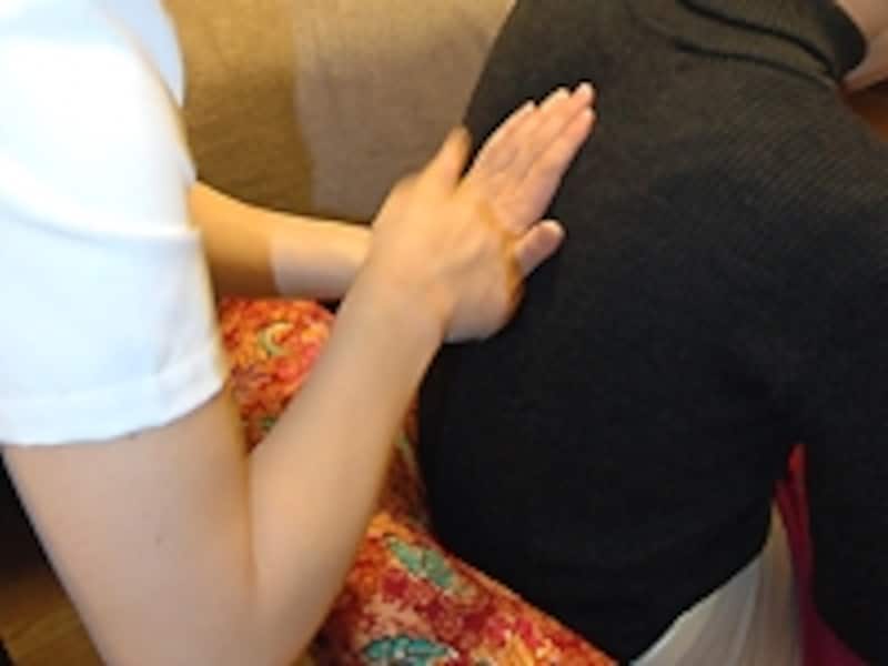 上から下へ、背骨から腕側へとさする
