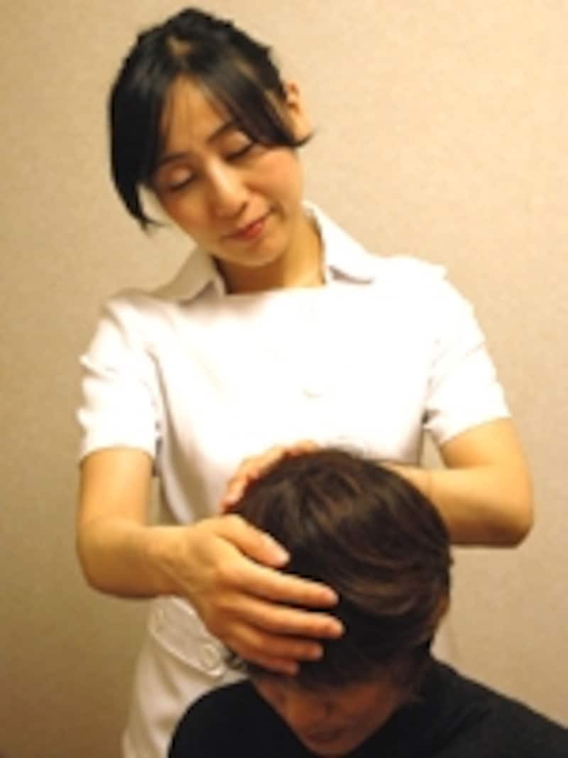 手のひらからパワーを送ってあげるイメージで