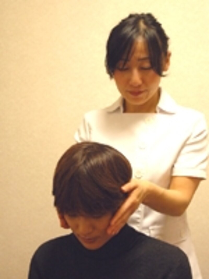耳に手を当てるだけでOK