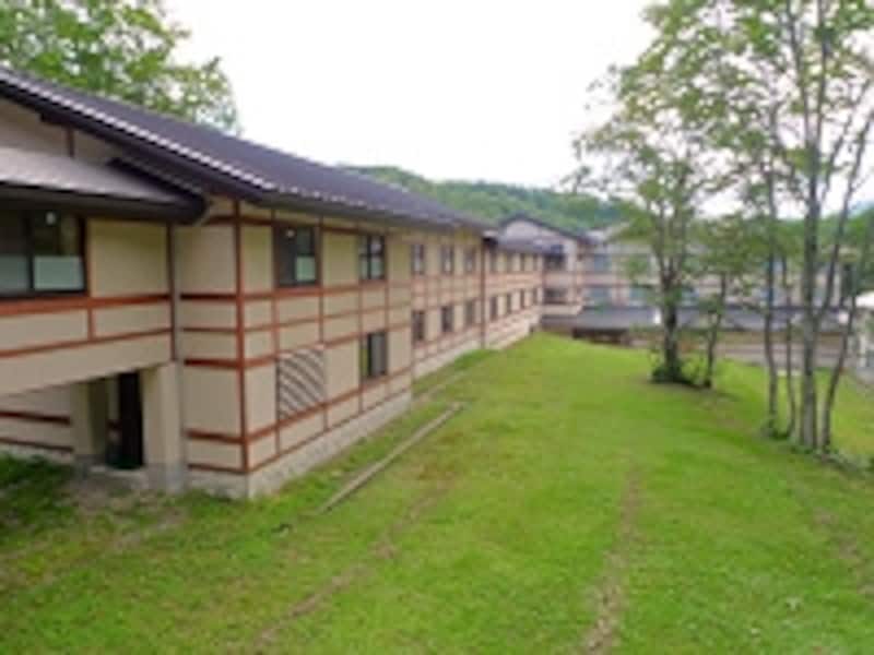施設が整った休暇村 乳頭温泉郷。浴室棟から宿泊棟を望む