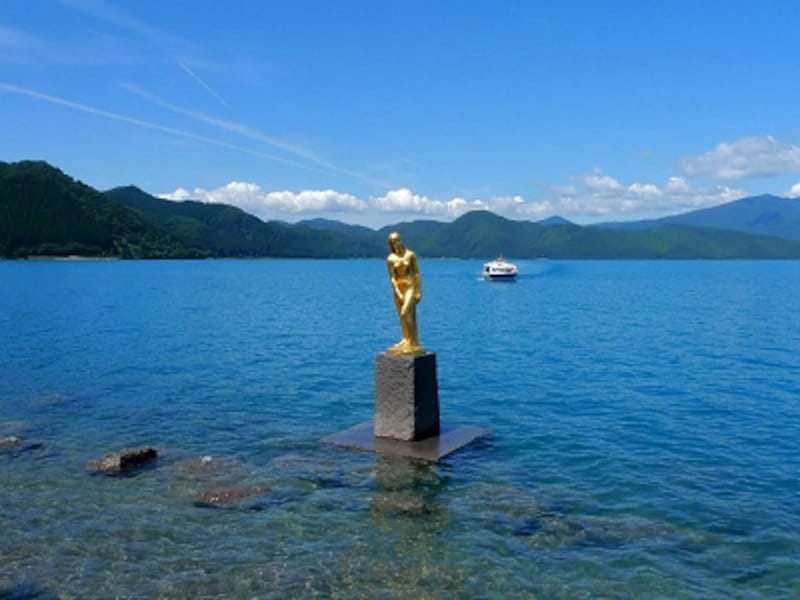 湖の中で光輝く「たつこ像」が美しい田沢湖
