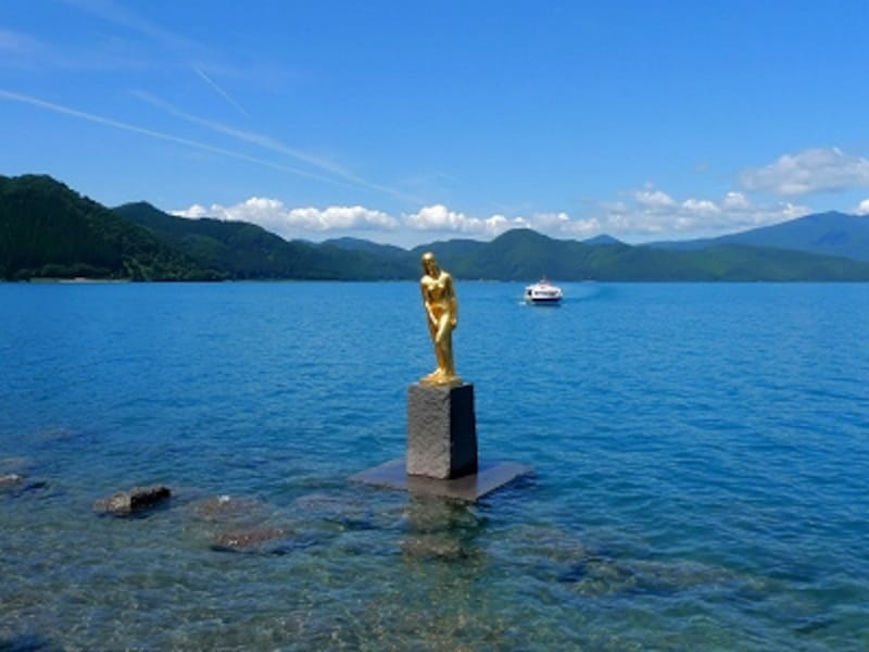 湖の中で光輝く「たつこ像」が美しい田沢湖