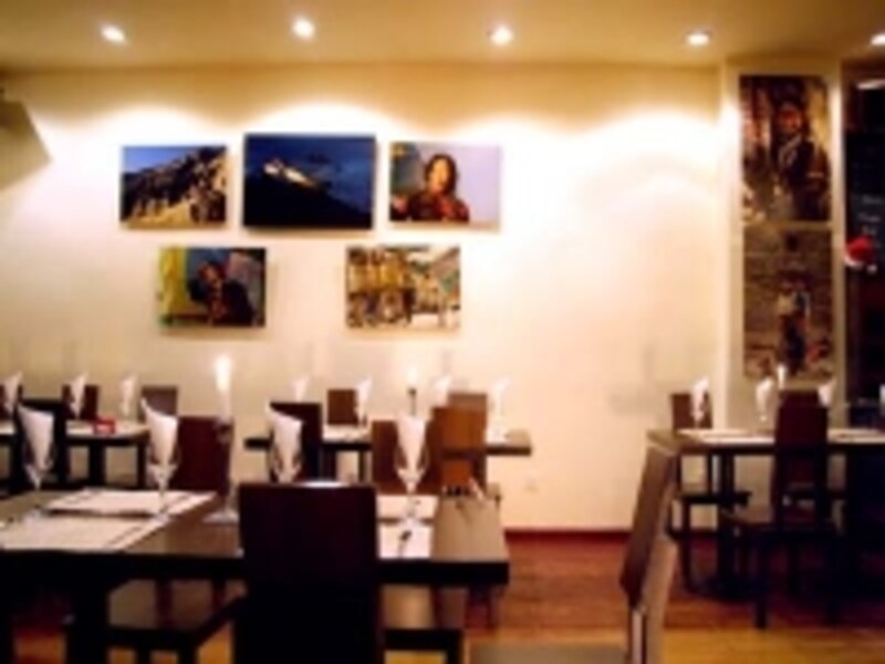 チベットの絵画で飾られる店内