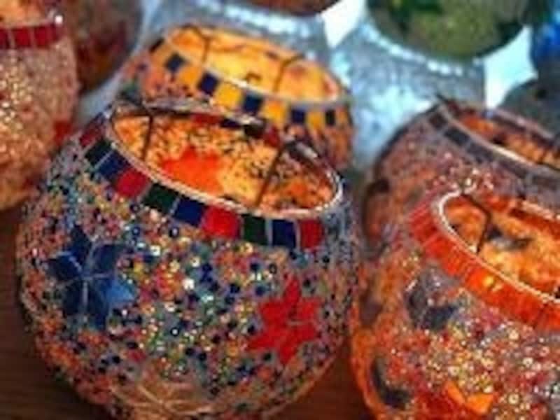 中から明かりがもれるとモザイク模様が映える（©イスタンブルカフェ）